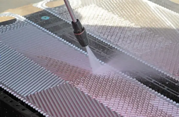 Chemical cleaning of plate heat exchanger
